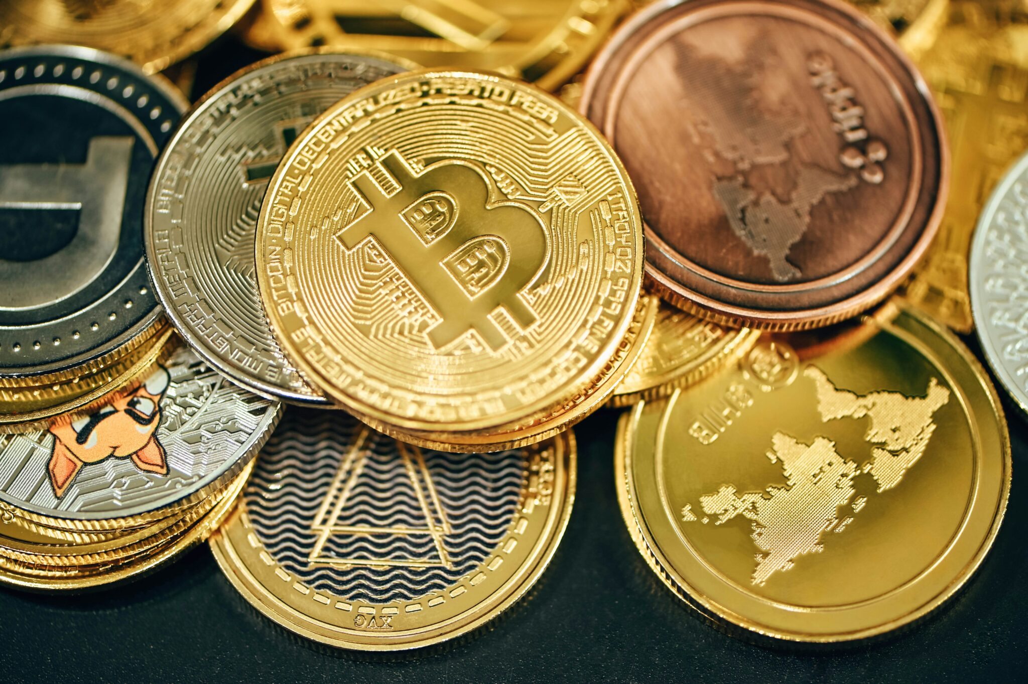 Curated visual reference: Visual Reference: Cryptocurrency Payments In Ecommerce With AI